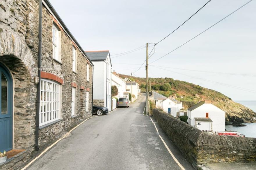 Cliff Garden Holiday Cottage in Portloe With Stunning Garden And Sea Views