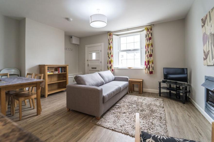 15 Trinity Mews - coaching mews just a few steps from harbour and town centre in quiet cul de sac -