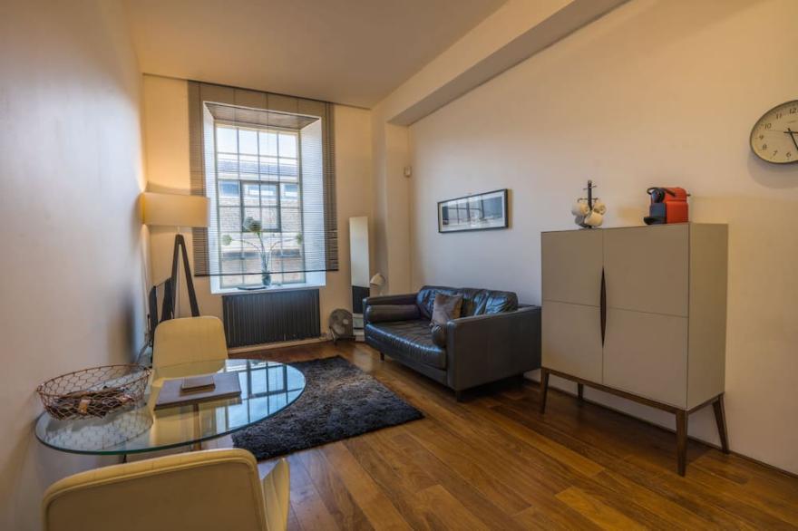 15 Mills Bakery stylish one bed apartment in Grade 1* Royal William Yard
