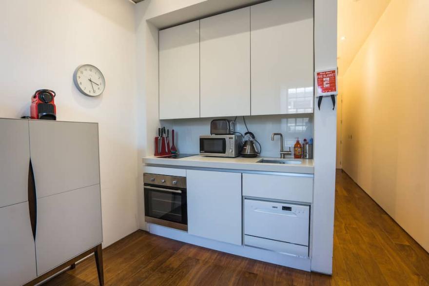 15 Mills Bakery stylish one bed apartment in Grade 1* Royal William Yard