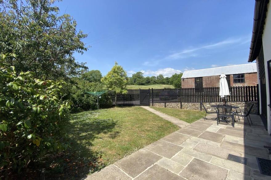 Lower Curscombe Barn - Beautiful 400-year-old threshing barn. Pet-friendly.