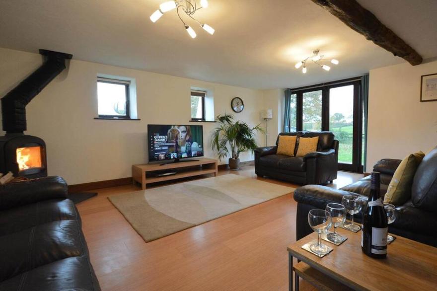 Lower Curscombe Barn - Beautiful 400-year-old threshing barn. Pet-friendly.