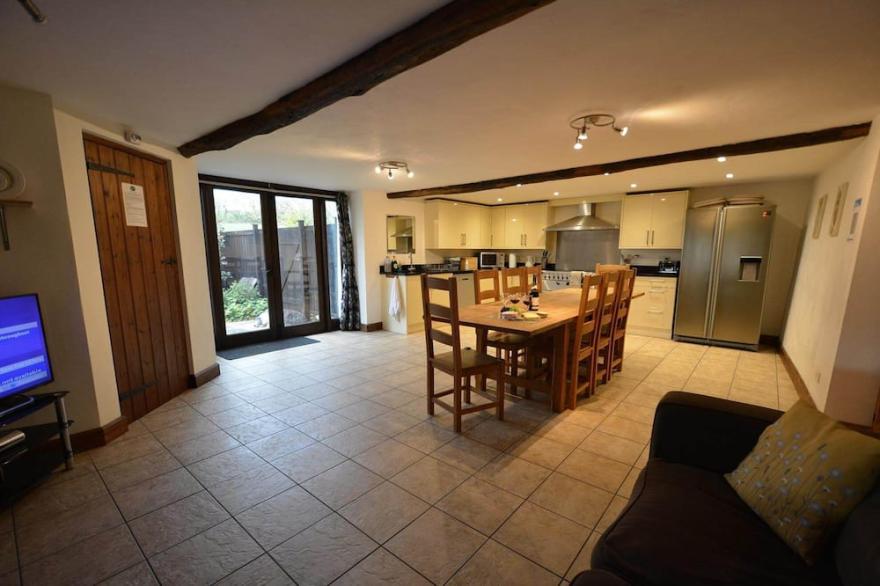 Lower Curscombe Barn - Beautiful 400-year-old threshing barn. Pet-friendly.