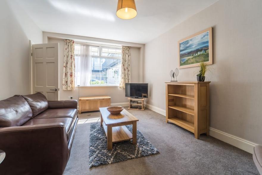 Spacious 2 bed in charming coaching mews in perfect location