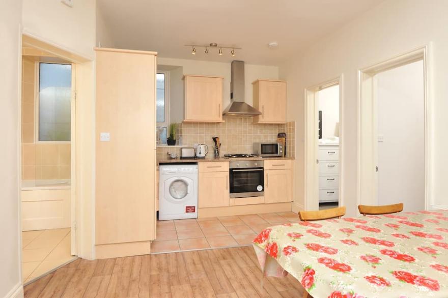 Spacious 2 bed in charming coaching mews in perfect location
