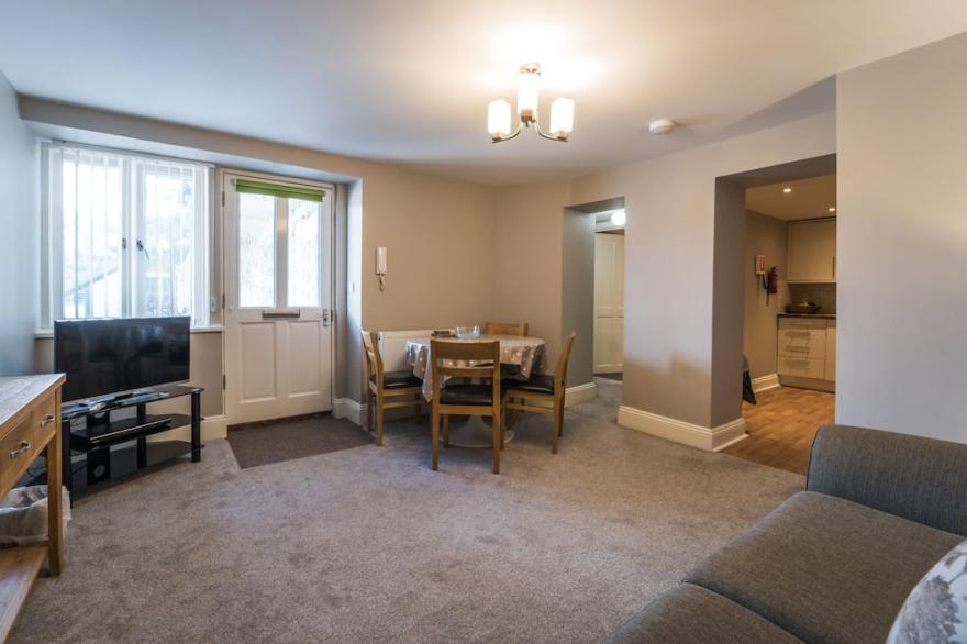 30 Trinity Mews - coaching mews just a few steps from harbour and town centre in quiet cul de sac -