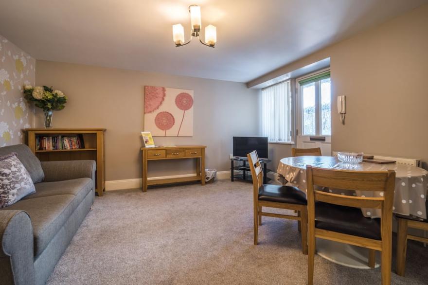 30 Trinity Mews - coaching mews just a few steps from harbour and town centre in quiet cul de sac -