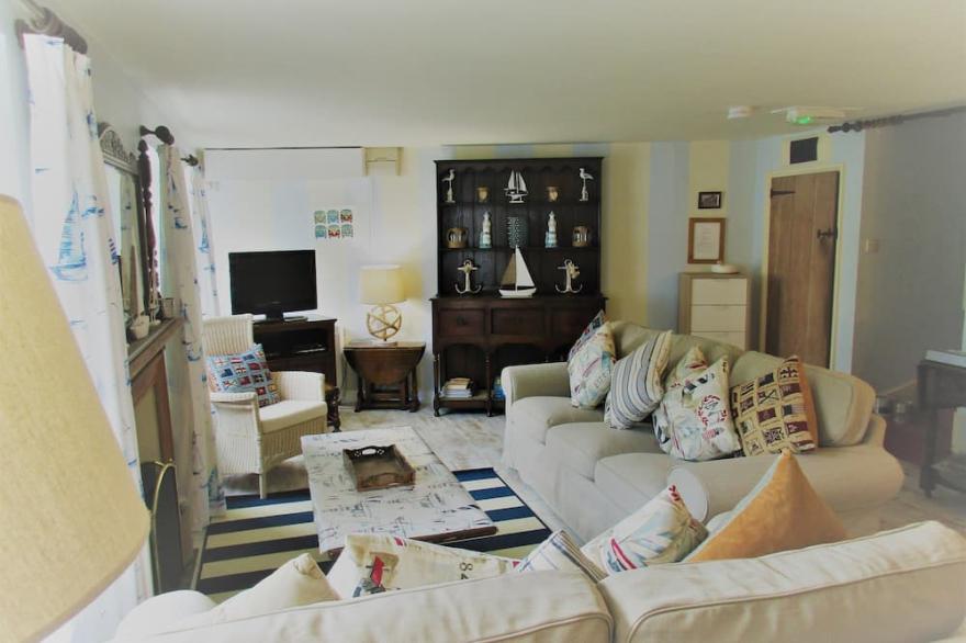 Sunbeam Cottage nestling in the heart of Branscombe village with a parking space