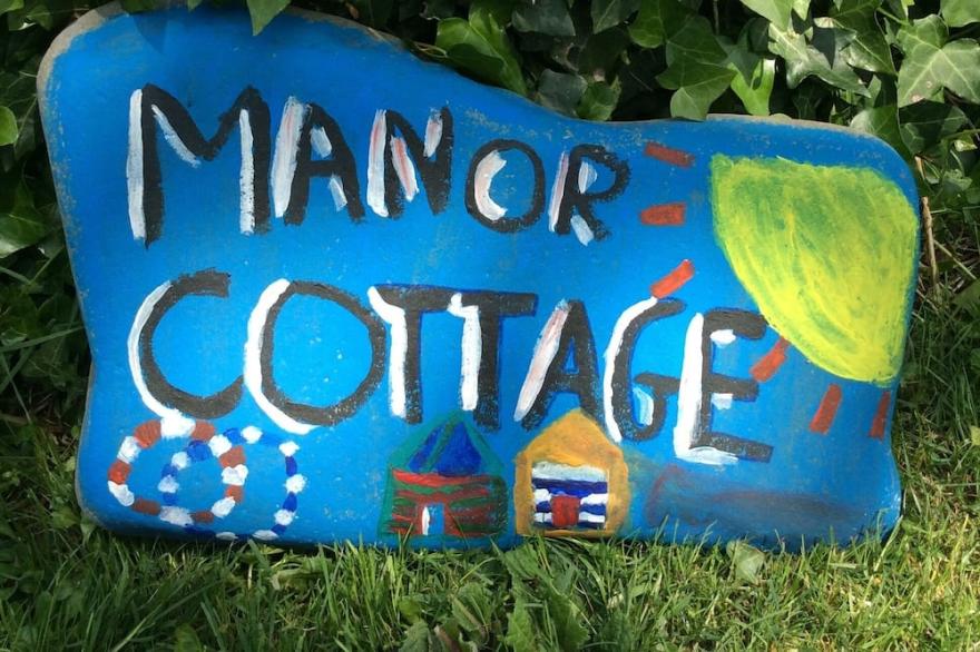 Manor Cottage, Croyde Village/sleeps 5/tucked away location/800m from beach