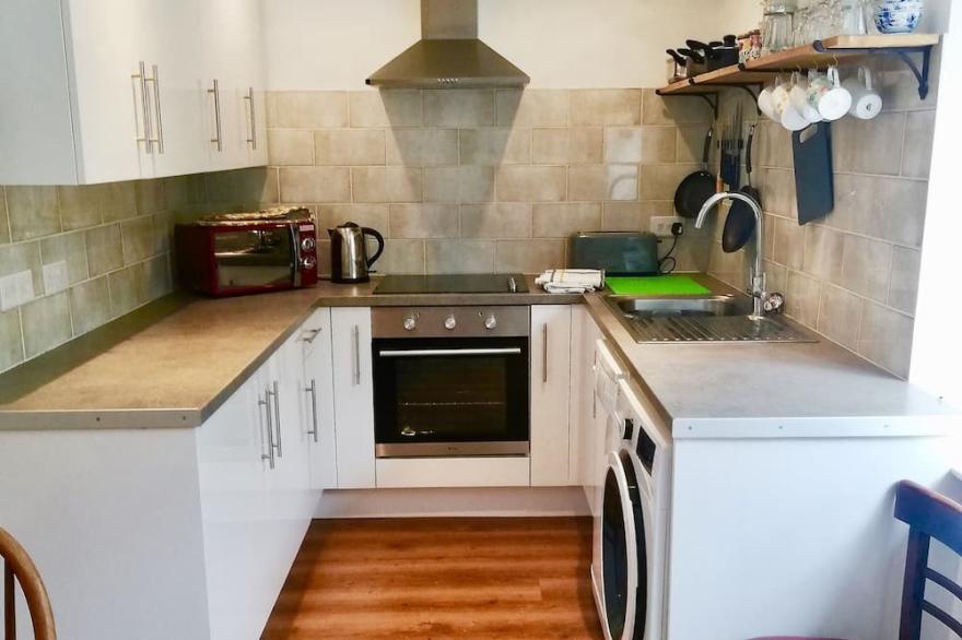 Manor Cottage, Croyde Village/sleeps 5/tucked away location/800m from beach