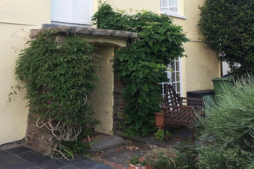 Primrose Cottage: 6-bed traditional seaside cottage with garden