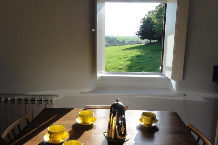Charming Farm Cottage, Far Reaching Views Of Devon , a rural escape!