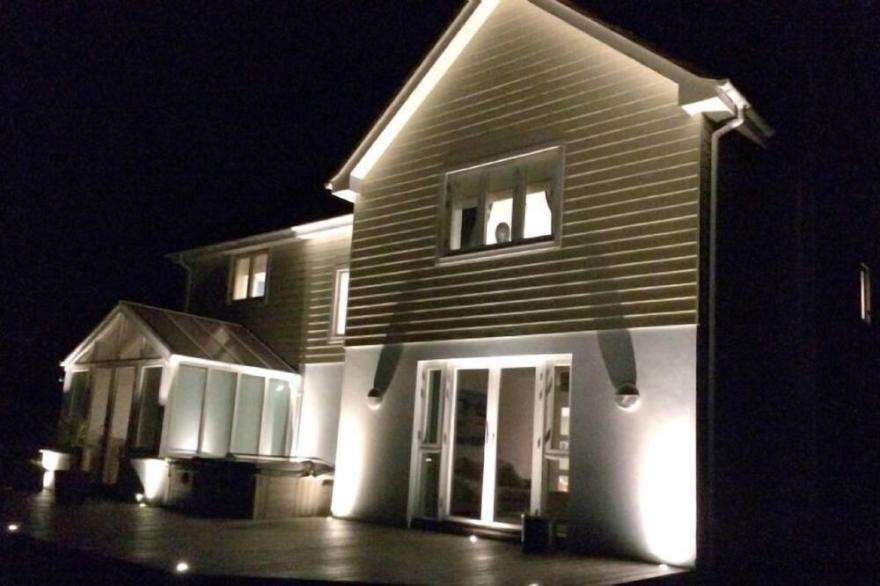 CROYDE BAYWATCH: 5* home, 5 bedrooms, kids TV room, hot tub, short walk to beach