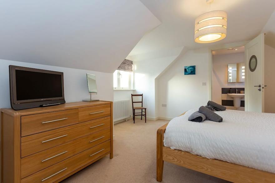 CROYDE BAYWATCH: 5* home, 5 bedrooms, kids TV room, hot tub, short walk to beach