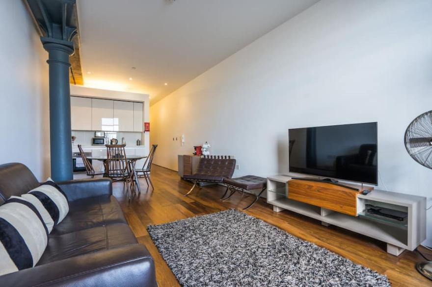 6 Mills Bakery one bed sea view stylish apartment in Grade 1* historic Royal William Yard