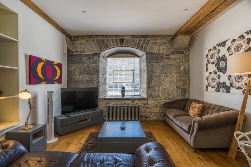 Waterside 2 bed contemporary apartment in Grade 1* historic Royal William Yard