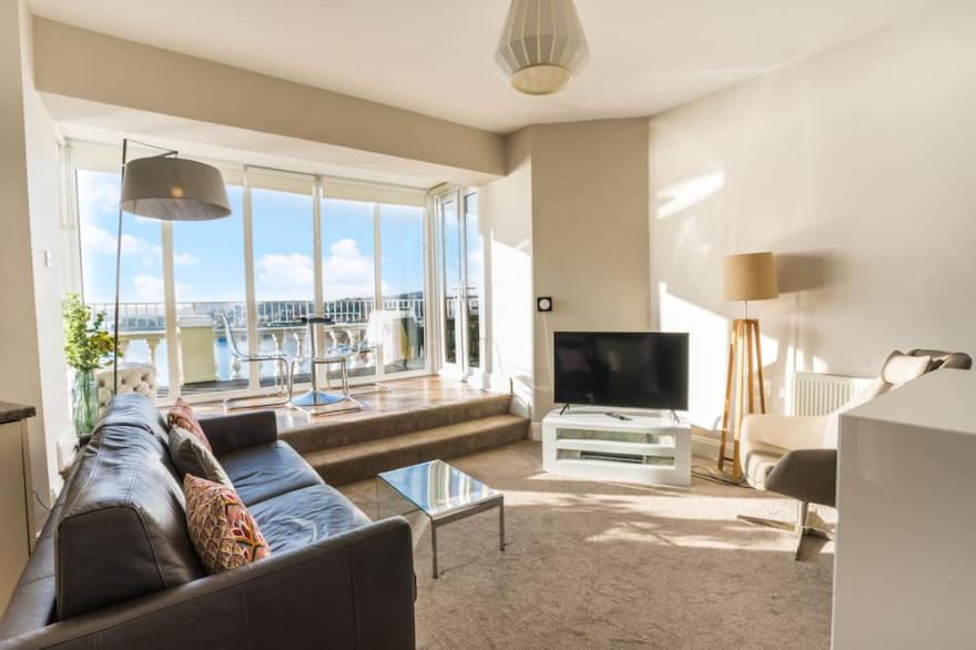 10 Astor House - premier one bed apartment with stunning uninterrupted sea views and large balcony