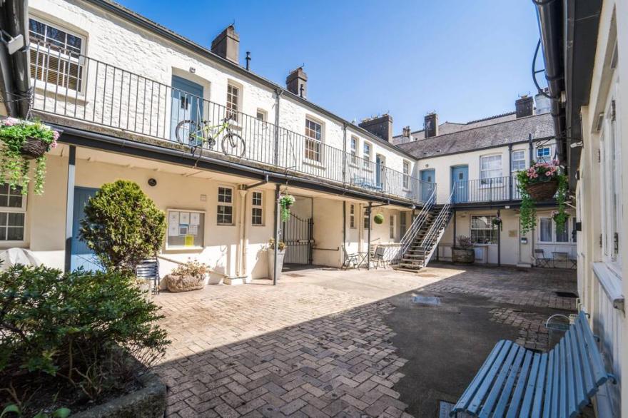 Apartment 32 Trinity Mews - sleeps 3 guests  in 1 bedroom