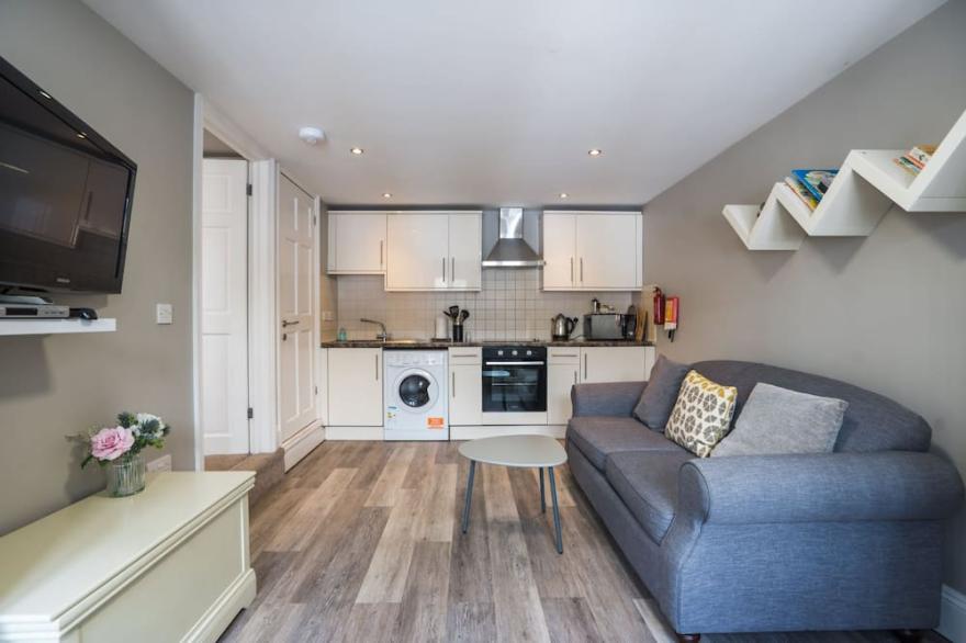 Apartment 32 Trinity Mews - sleeps 3 guests  in 1 bedroom