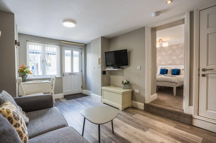 Apartment 32 Trinity Mews - sleeps 3 guests  in 1 bedroom