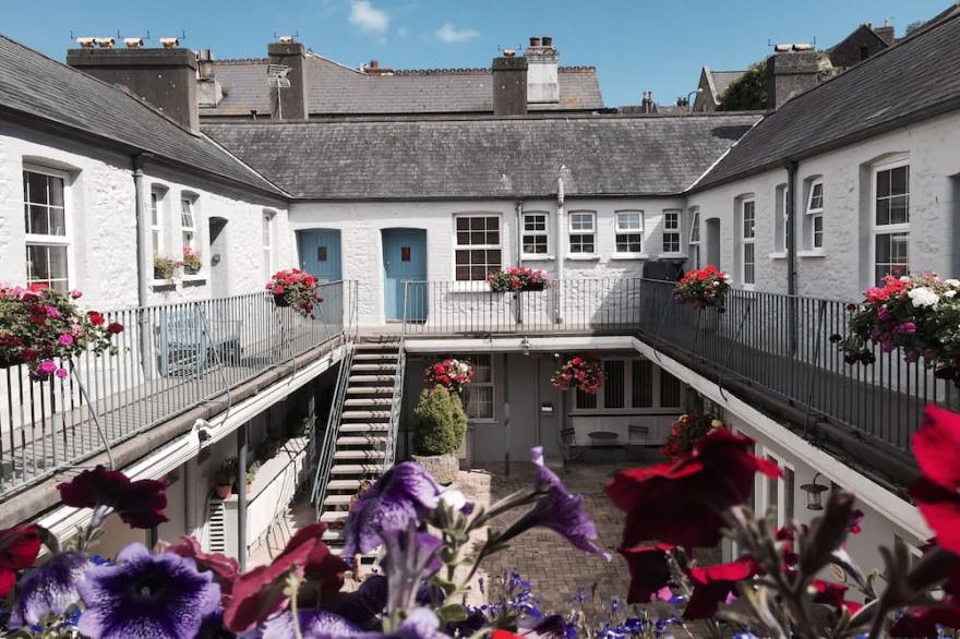 Coaching mews just a few steps from harbour and town centre in quiet cul de sac - 1 bed ground floor