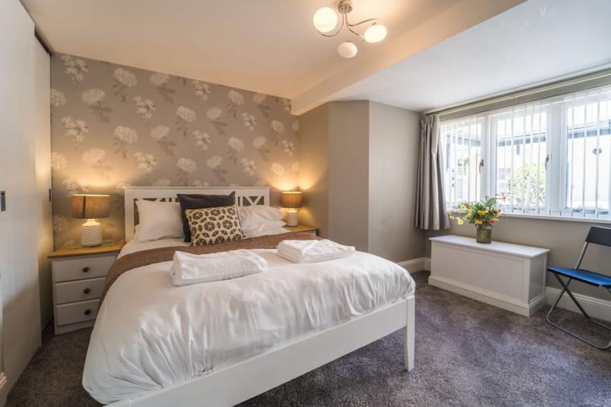 Coaching mews just a few steps from harbour and town centre in quiet cul de sac - 1 bed ground floor