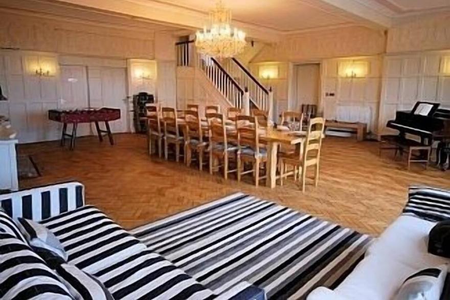 Spacious property with a ballroom and phenomenal sea and harbour views