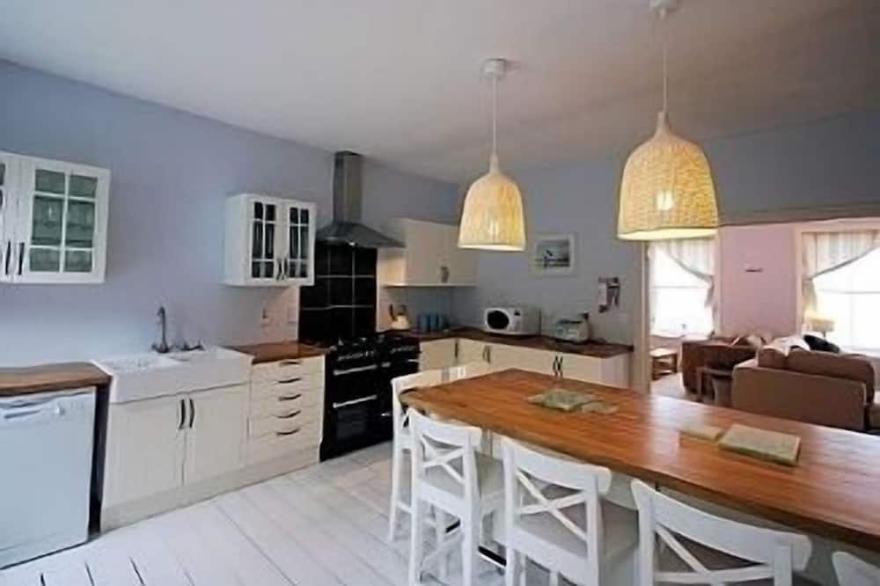 Spacious property with a ballroom and phenomenal sea and harbour views