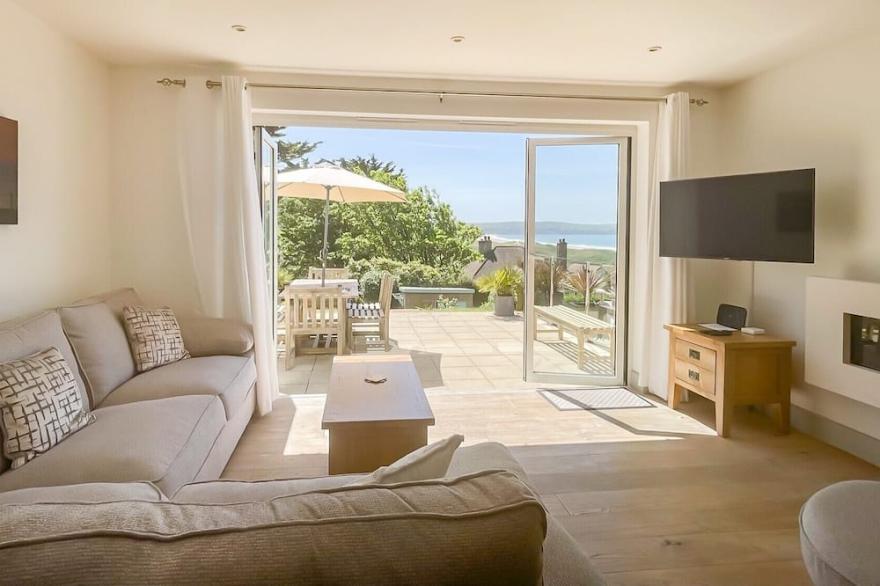 Ocean Breeze - 4 bed | Stunning Sea View | Balcony