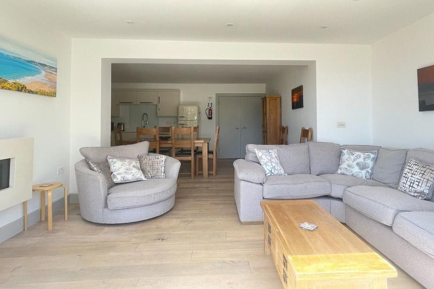 Ocean Breeze - 4 bed | Stunning Sea View | Balcony