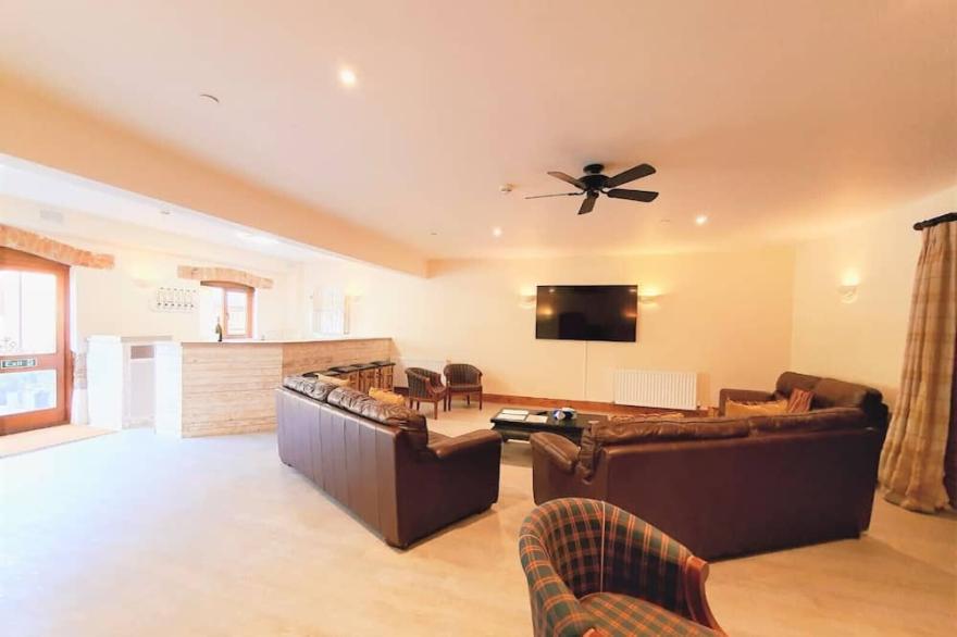 Stunning Group Accommodation | sleeps 16 | Hot Tub