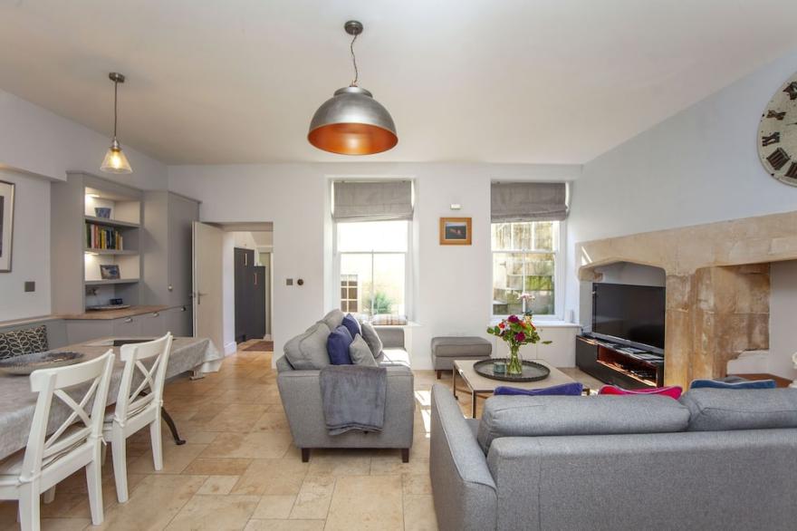 Green Park  - A spacious and stylish garden apartment in the city