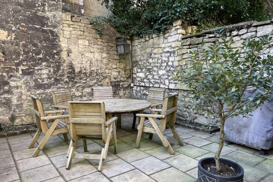 Wonderfully spacious and handsomely furnished contemporary apartment for up to 5