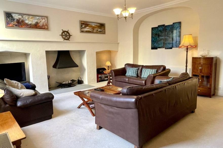 Wonderfully spacious and handsomely furnished contemporary apartment for up to 5
