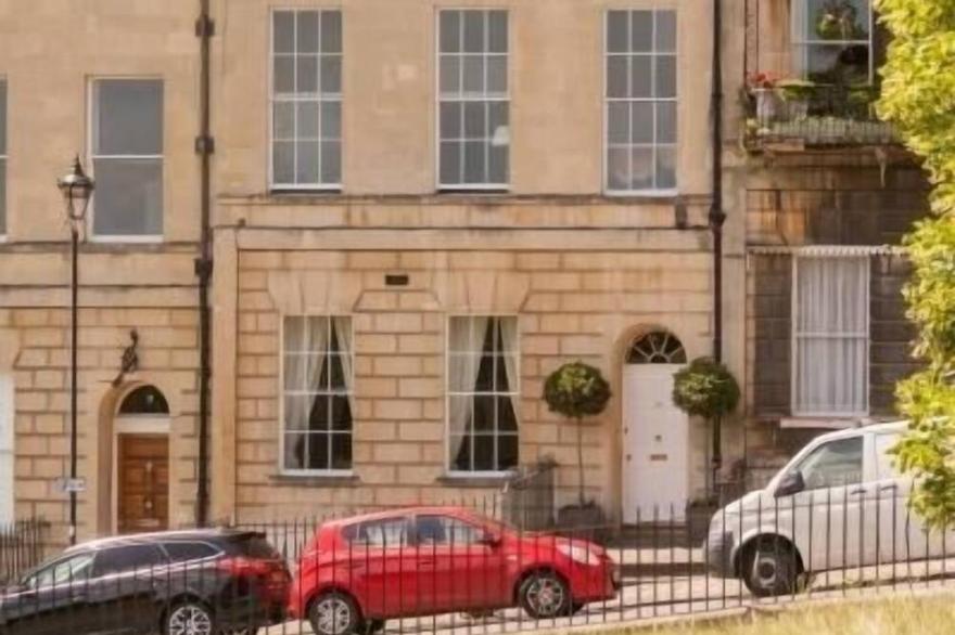 Royal Crescent Prospect - classic, sumptuous Georgian apartment overlooking The Crescent