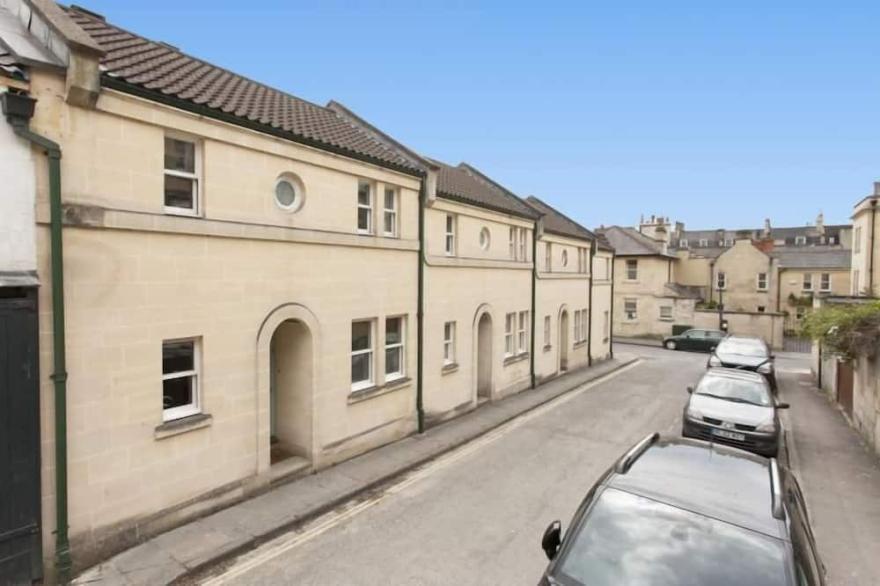 Smart, contemporary house with 2 bedrooms sleeping 3 in the heart of Bath.