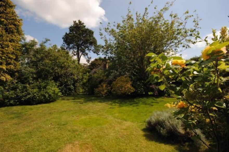 Still Waters, Emsworth -  a cottage that sleeps 8 guests  in 4 bedrooms
