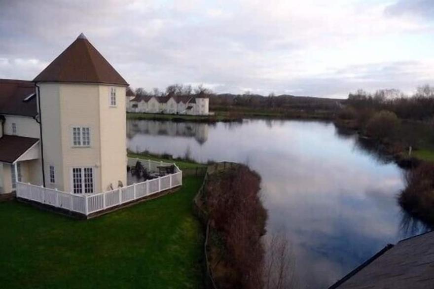 Family and Baby Friendly Lakeside lodge with hot tub in gated community.