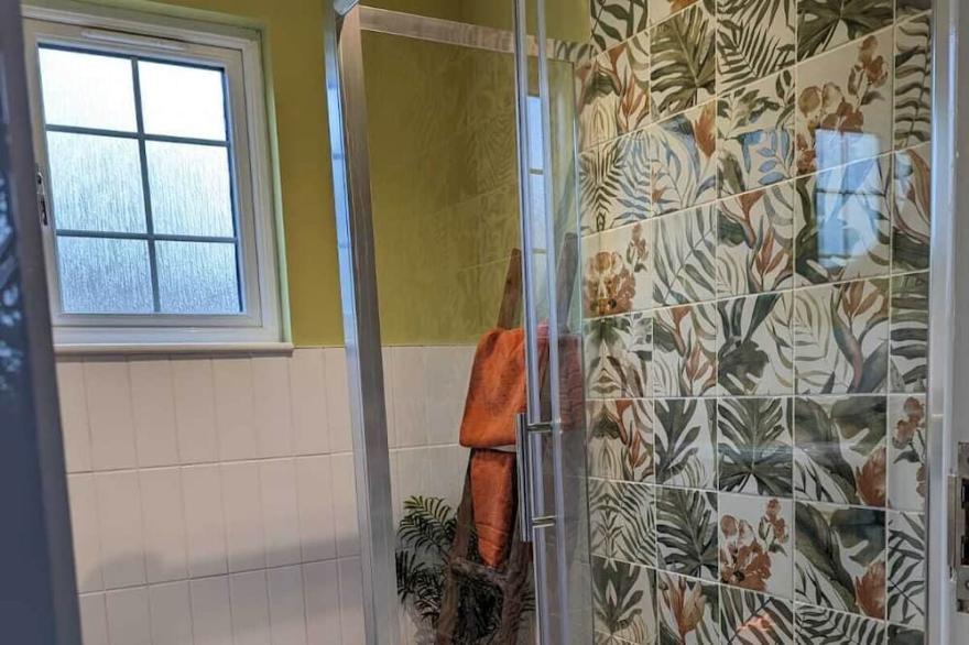 Family and Baby Friendly Lakeside lodge with hot tub in gated community.