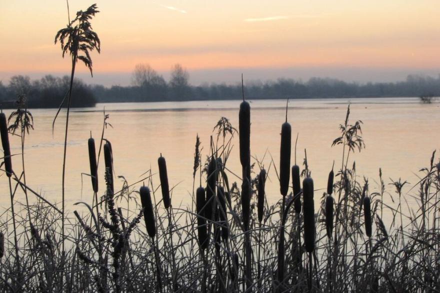 Stunning Lakeside Family Home with Free On-site Spa