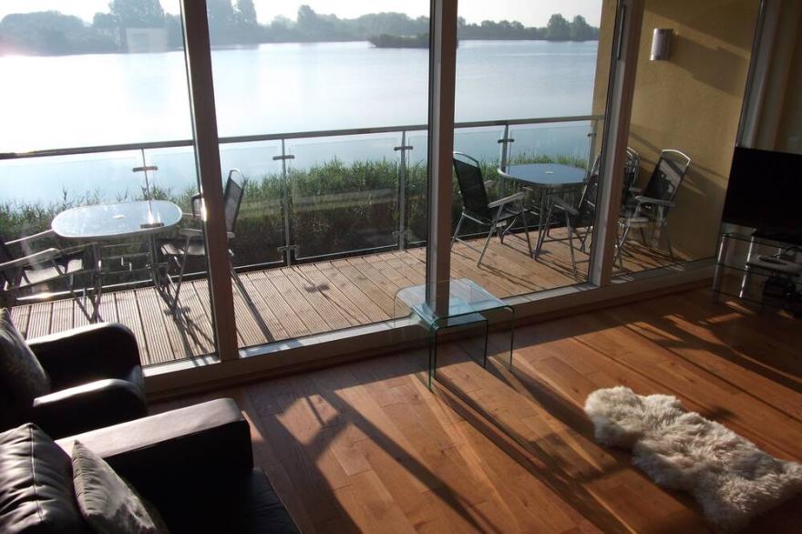 Stunning Lakeside Family Home with Free On-site Spa