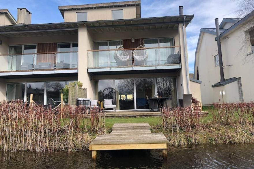 Lakeside Cotswold house in stunning private nature reserve- Lower Mill Estate.