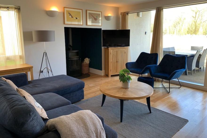 Lakeside Cotswold house in stunning private nature reserve- Lower Mill Estate.