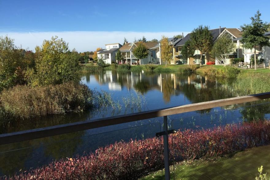 Lakeside Cotswold house in stunning private nature reserve- Lower Mill Estate.