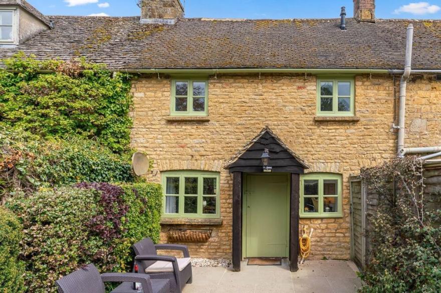 Forsythia Cottage - sleeps 3 guests  in 2 bedrooms
