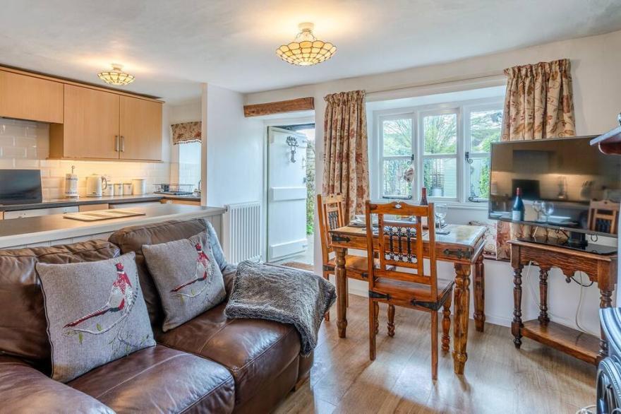 Forsythia Cottage - sleeps 3 guests  in 2 bedrooms