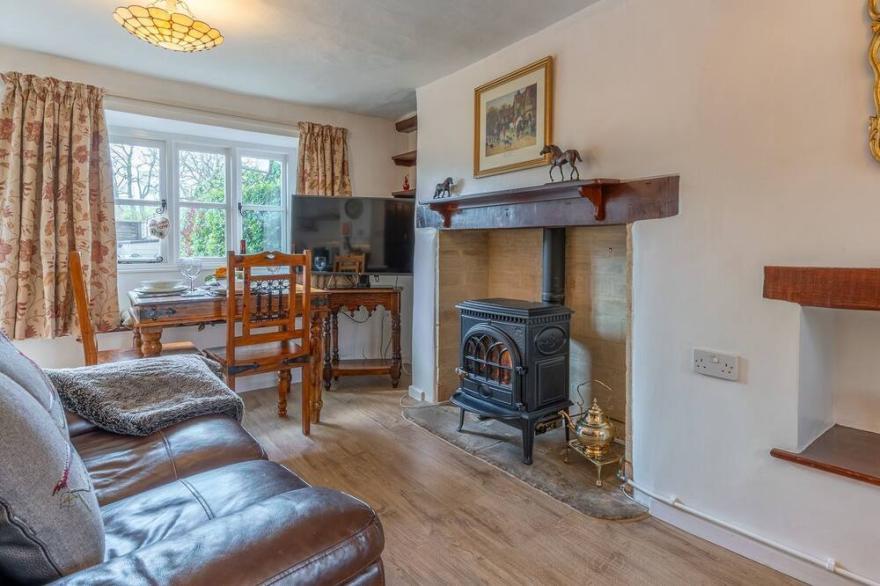 Forsythia Cottage - sleeps 3 guests  in 2 bedrooms