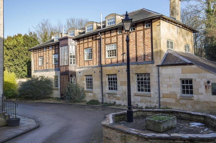 A sudeley castle cottage that sleeps 3 guests  in 2 bedrooms