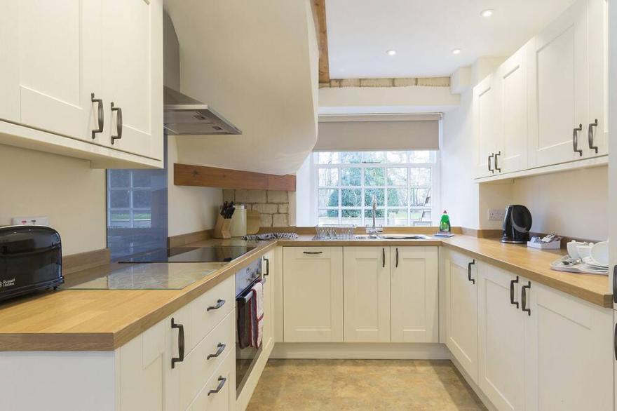 A sudeley castle cottage that sleeps 3 guests  in 2 bedrooms