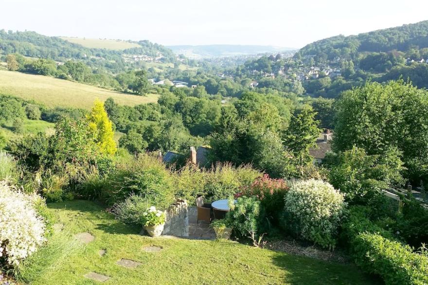 STUNNING VIEWS from Cotswold Cottage, touch of luxury (in AONB)